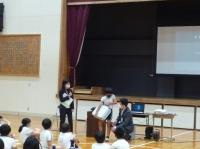 租税教室で一億円と同じ重さのケースを持つ児童