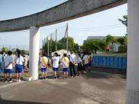 募金活動とあいさつ運動で小学校の正門に並ぶ子供たち