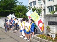 中学校の正門であいさつ運動と募金活動をしている子供たち