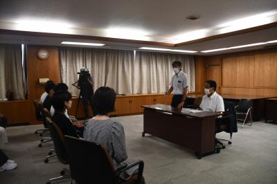 山口教育長が講評を述べている様子