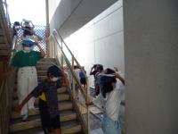 階段で避難をしている子どもたち
