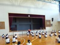 6年生が組体操の練習をしています。