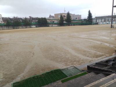 雨の運動場