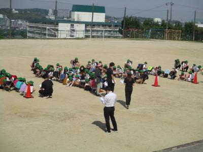 運動場に集まる