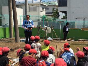 富田林小学校田植え様子