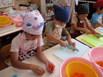 5歳児は包丁を使って野菜切り