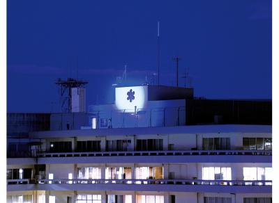 庁舎のブルーライトアップ画像