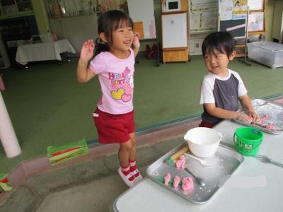 小麦粉ねんどでトンボつくったよ