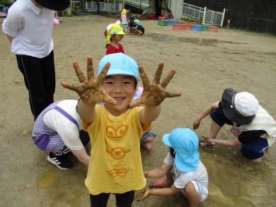 園庭でのどろんこ遊び  どろどろ気持ちいい～！