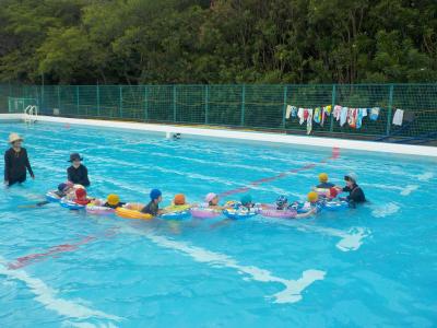 小学校のプールに入ったよ