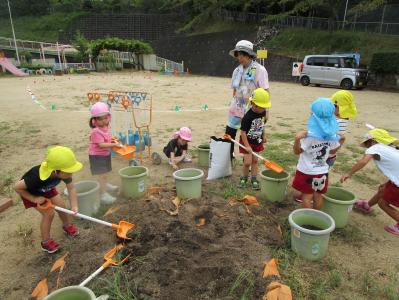 栄養の土を混ぜて、おいしい土づくり。