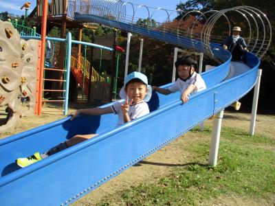 錦織公園で滑り台をすべる子どもたち