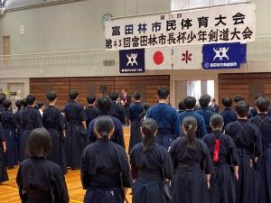 剣道大会にて挨拶する様子