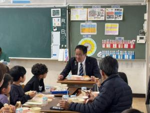 児童とともに給食を食べる様子