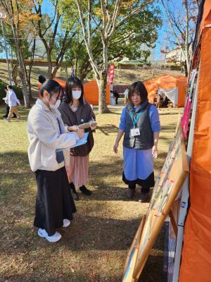 出店者にインタビューする様子１