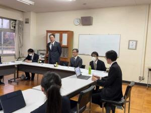 市内中学生と懇談する様子