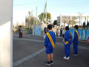 小学校の門であいさつ運動、募金活動をする中学生