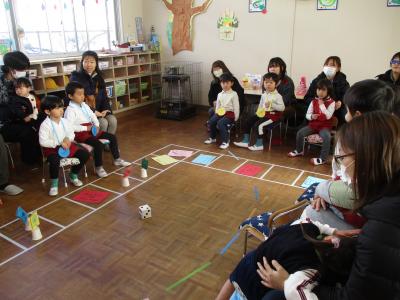 自分たちでつくったすごろくで親子で遊ぶ