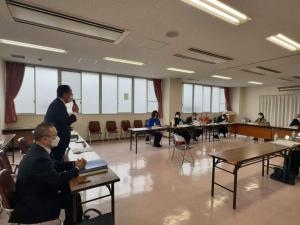 第5回富田林市高齢者保健福祉計画等推進委員会で挨拶をする様子