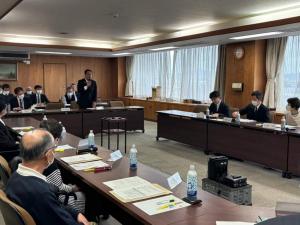 富田林市障がい者施策推進協議会で挨拶する様子