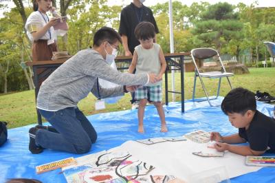 子供たちが作品を制作する様子