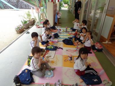 お留守番をしている３歳児いちご組さん、４歳児もも組さんは、幼稚園で遠足ごっこ。
