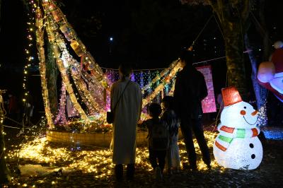 金剛バル★Winter Landのペットボトルツリーを見る人の画像