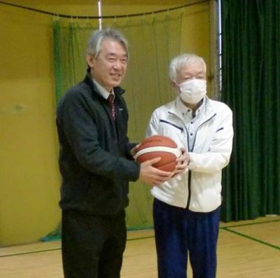 バスケットボール寄贈中の株式会社ヤマギワの代表取締役　山際　輝久様と校長先生