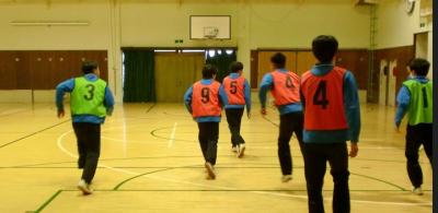 寄贈されたバスケットボールでプレイする学生たち